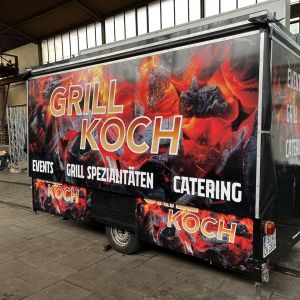 Anhängerbeklebung Grill Koch